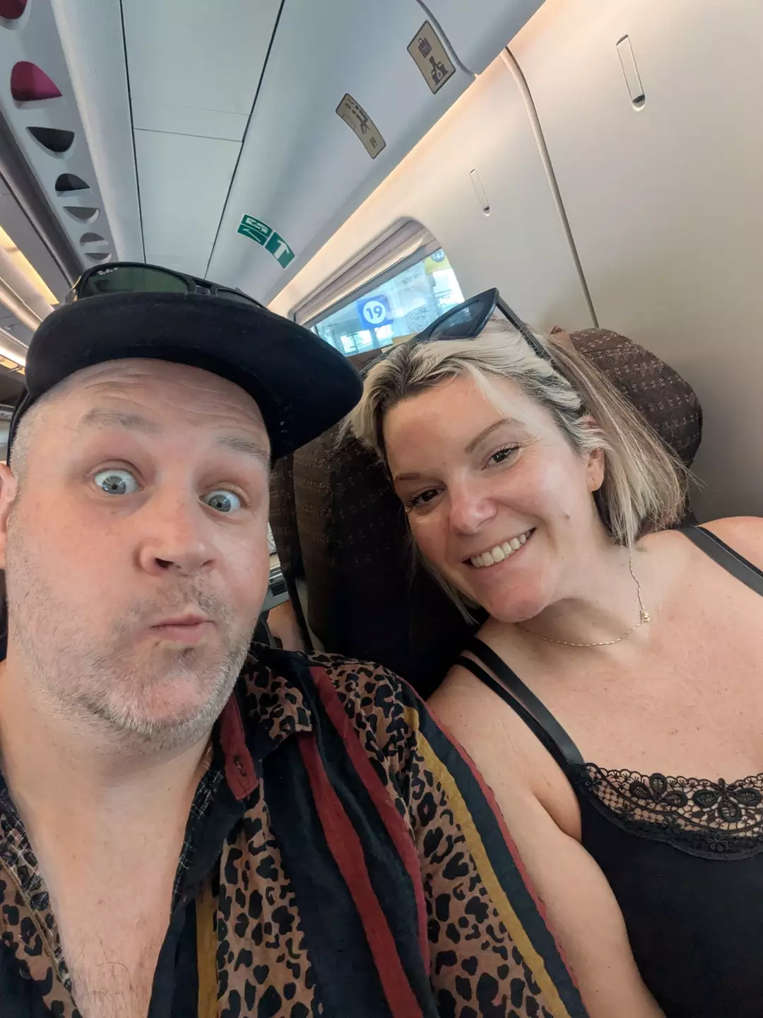 Agora ele viaja pelo mundo com sua parceira, Rachel (PA Real Life)