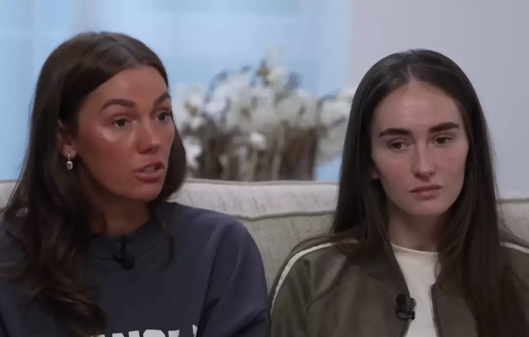 As filhas de Karen se pronunciaram após sua morte (YouTube/ITV News)