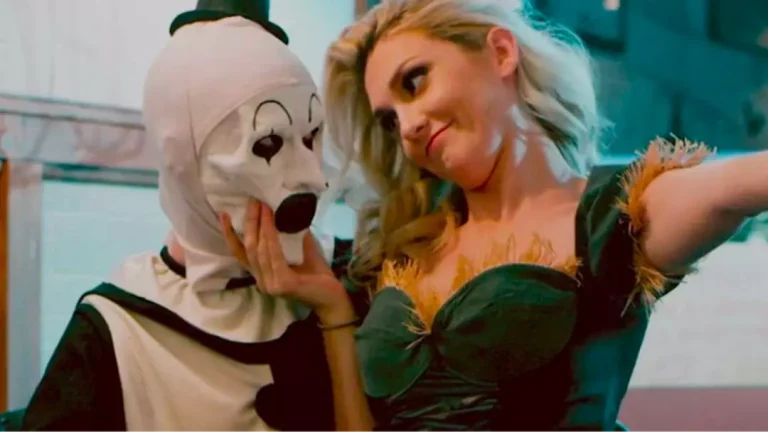 Atriz de franquia de filmes que fez pessoas vomitarem nos cinemas processa por causa de cena de nudez