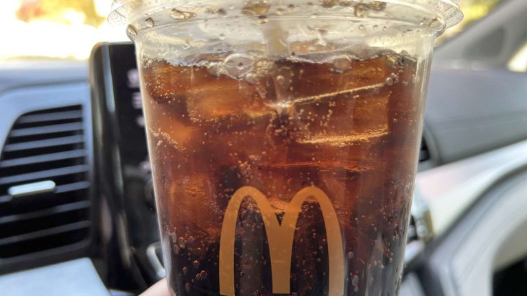 Cientista explica teoria de longa data sobre por que a Coca-Cola do McDonald’s tem um sabor melhor