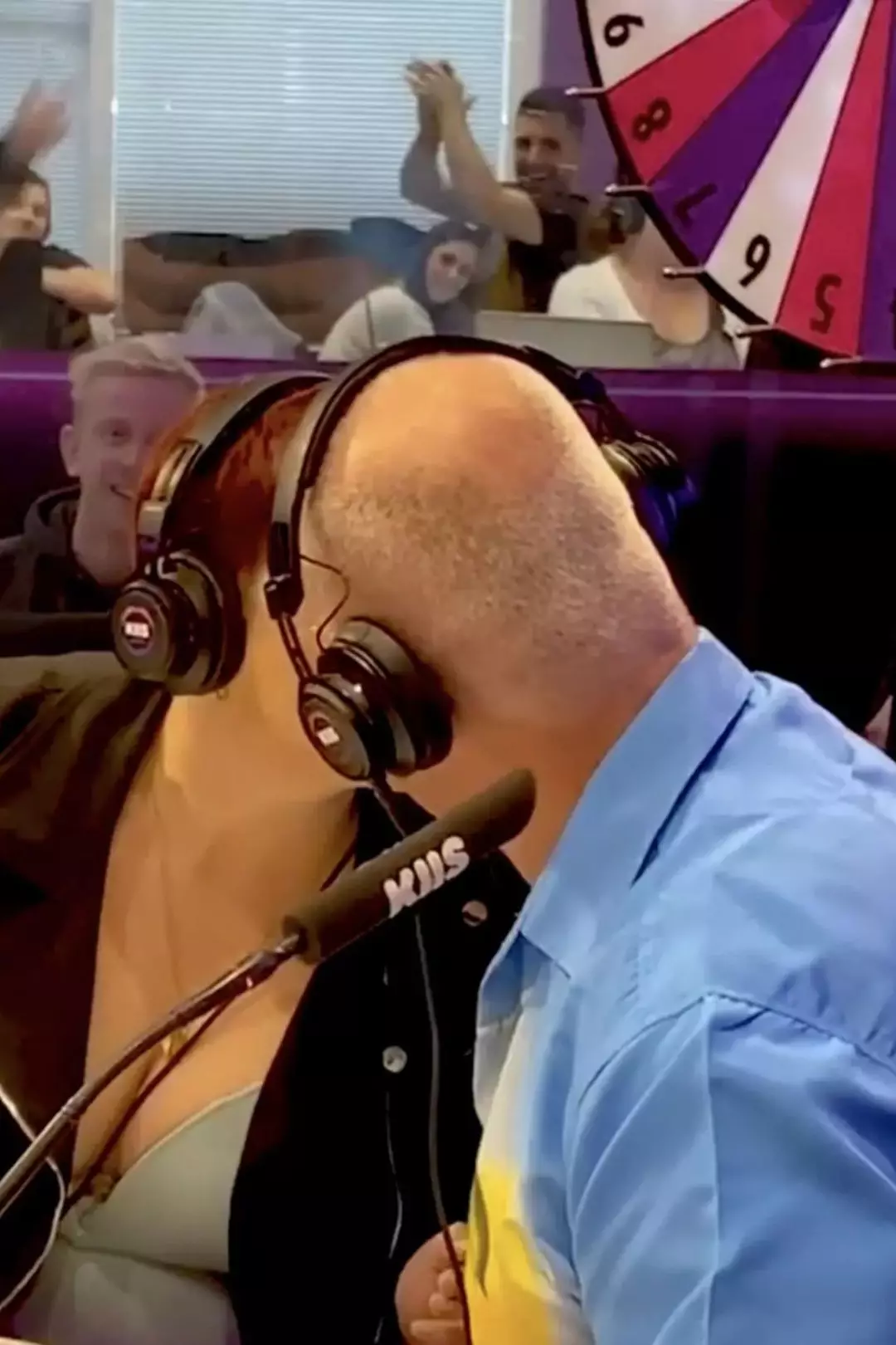 Filha beija o pai com "beijo de língua" ao vivo no rádio por R$ 3000 e deixa ouvintes enojados Depois de beijar o pai, Stacey admitiu que ele não era seu namorado, afinal (Instagram/KIIS1065)