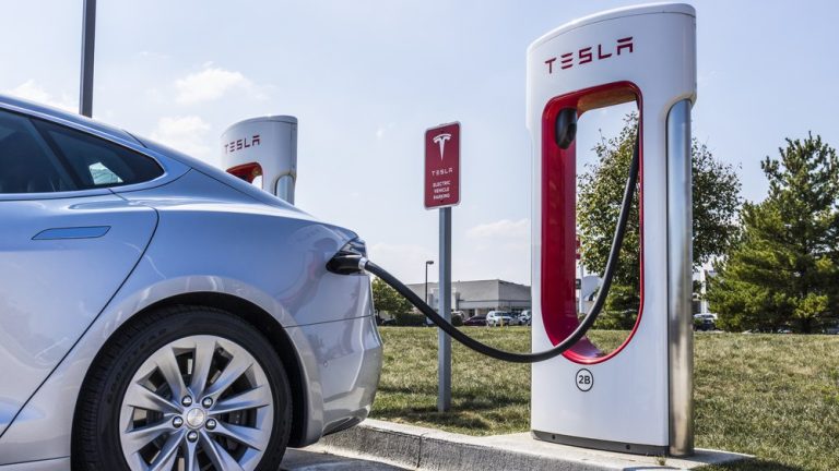 Homem que dirige um Tesla há um ano compara o custo de carregamento com o da gasolina e revela uma diferença chocante