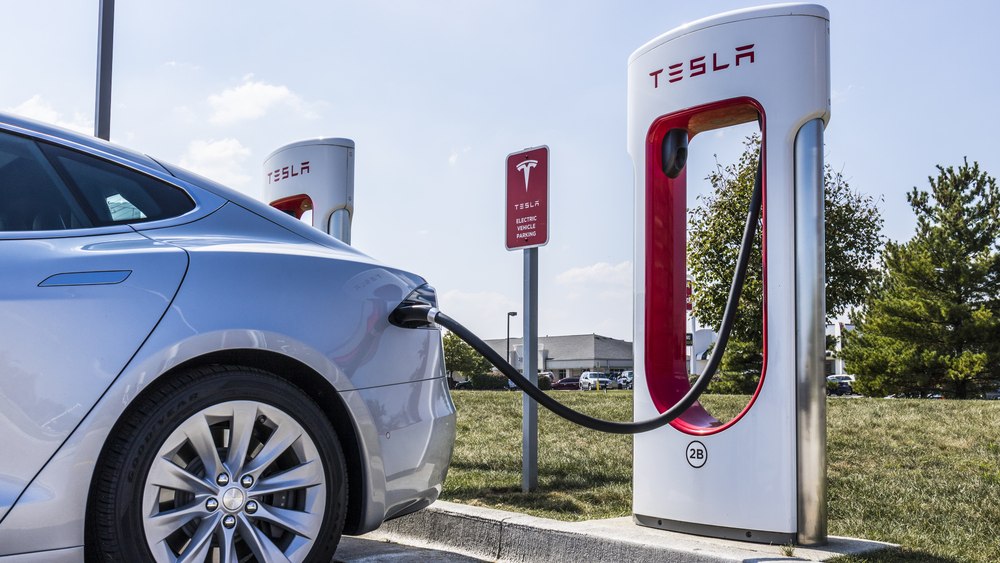Homem que dirige um Tesla há um ano compara o custo de carregamento com o da gasolina e revela uma diferença chocante