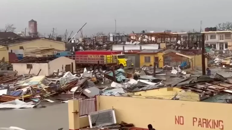 Imagens angustiantes mostram as consequências do furacão Melissa enquanto a Jamaica é declarada zona de desastre