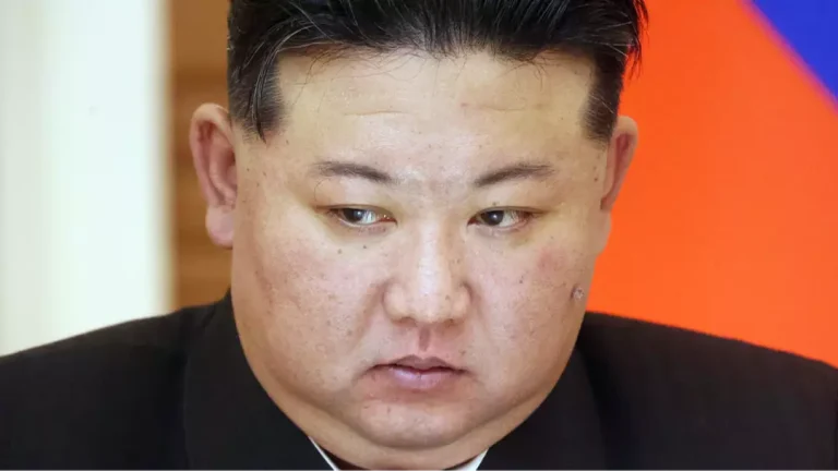 Kim Jong Un teria emitido uma ordem bizarra na Coreia do Norte para reprimir mulheres com implantes de seios, classificando-as como "antissocialistas"