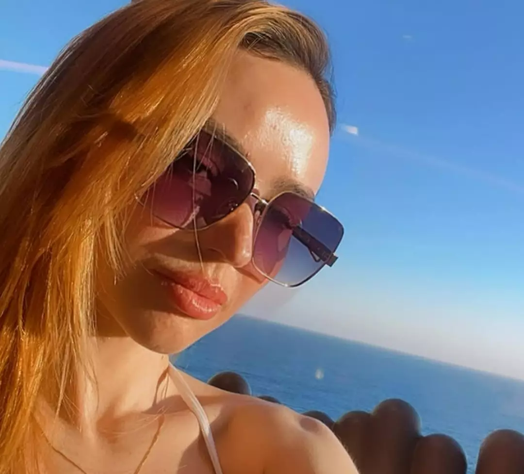 Influenciadora e a filha são encontradas mortas após vizinhos notarem um cheiro estranho vindo do apartamento no Rio de Janeiro Lorenço havia conquistado uma base fiel de seguidores online antes da descoberta trágica (lidianelorenco_/Instagram)