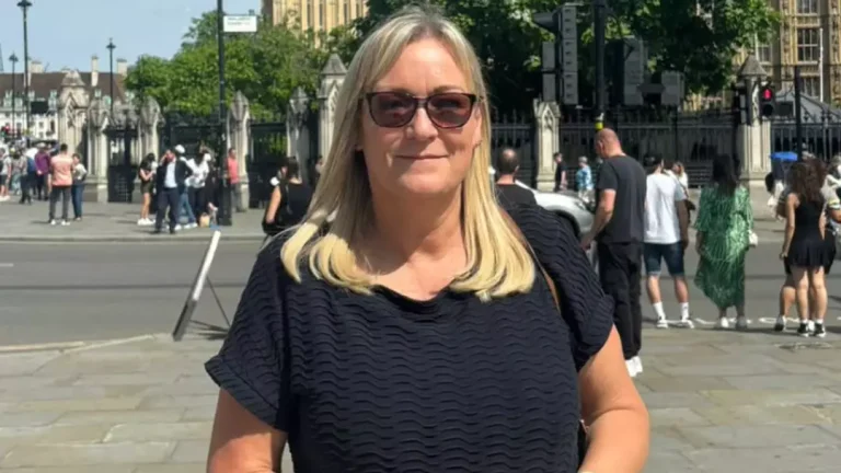 Mãe diagnosticada com câncer em estágio 4 revela sintomas que "médicos ignoraram 14 vezes"