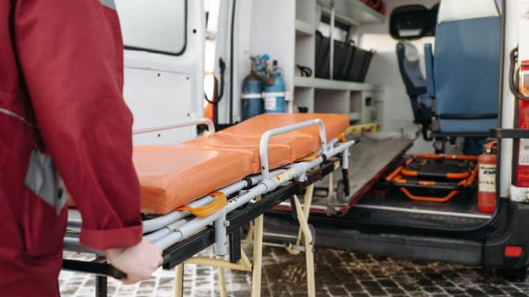 Menino de 11 anos morreu após o pai dizer para ele "dormir para passar", achando que ele tinha bebido álcool