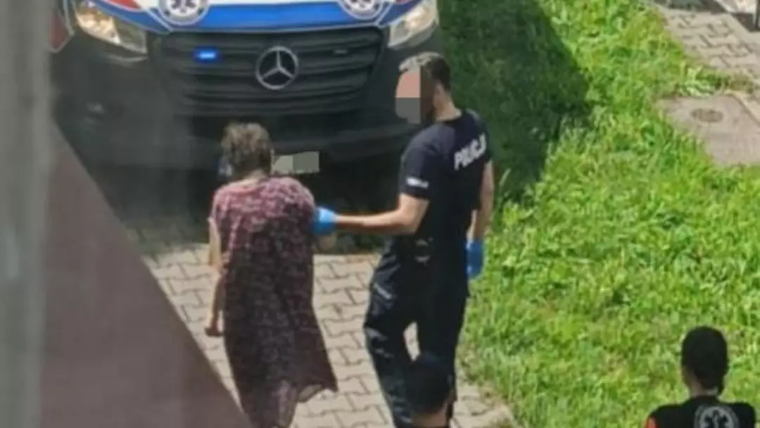 Mulher esquelética de 42 anos é encontrada após 27 anos trancada em um quarto pelos pais