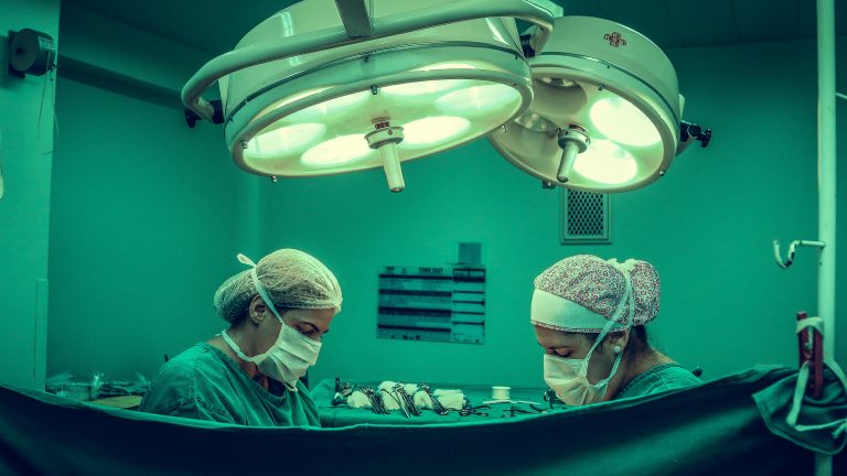 Neurocirurgiã é presa após supostamente permitir que a filha de 12 anos perfurasse o crânio de um paciente