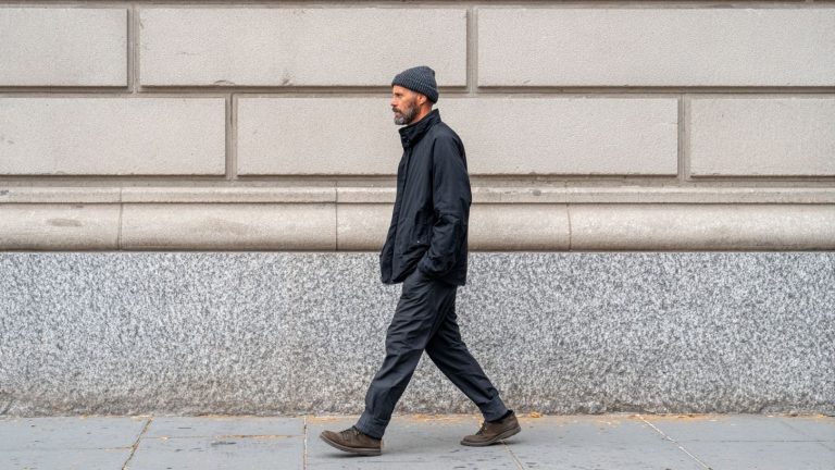 O que significa andar com as mãos nos bolsos, segundo a psicologia
