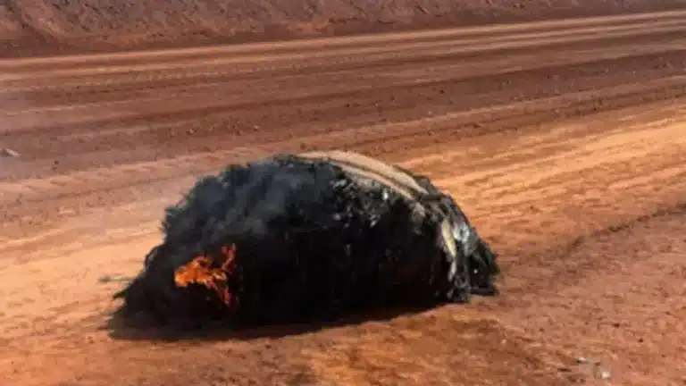Objeto misterioso fumegante cai no deserto australiano enquanto especialistas apresentam teorias sobre o que poderia ser