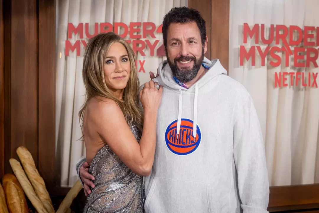 Motivo comovente faz Adam Sandler enviar flores para Jennifer Aniston em um dia específico todos os anos Os rostos famosos se conheceram em 1990 e continuam amigos desde então
