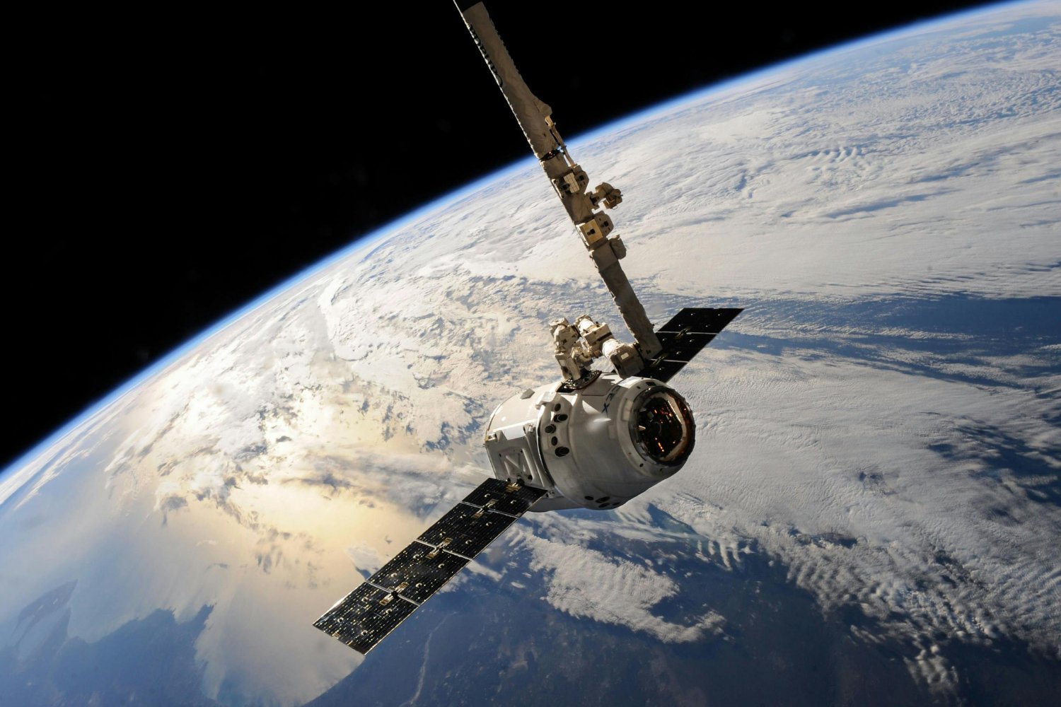 Os satélites da Starlink estão caindo sem parar, e cientistas alertam para um risco que já começa a ser sentido na Terra Os satélites da Starlink estão caindo sem parar, e cientistas alertam para um risco que já começa a ser sentido na Terra