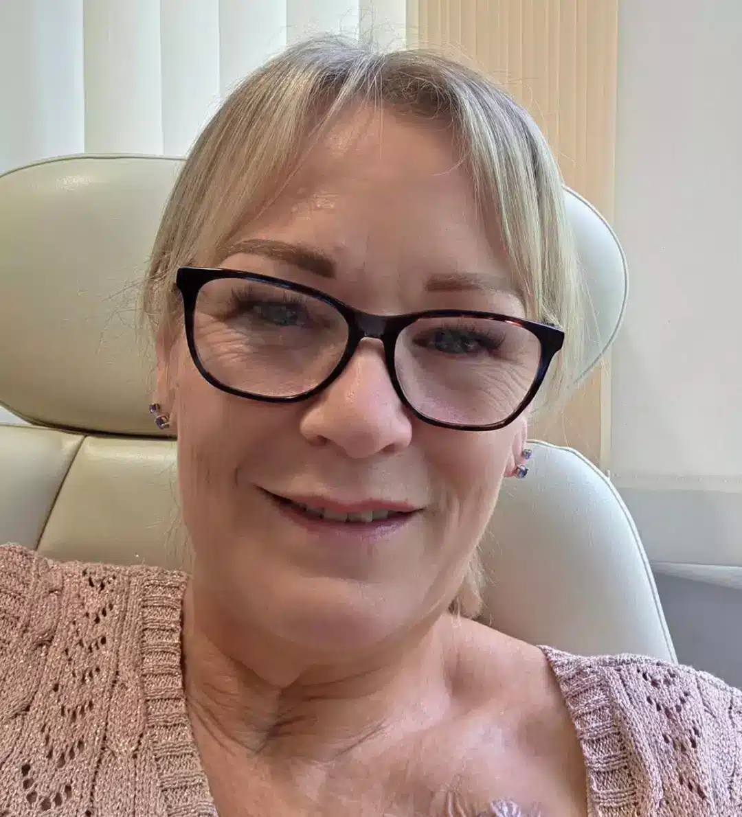 Mãe diagnosticada com câncer em estágio 4 revela sintomas que “médicos ignoraram 14 vezes”