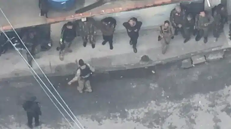 Traficantes do CV são filmados com fuzis e roupas de guerra antes da megaoperação no Rio