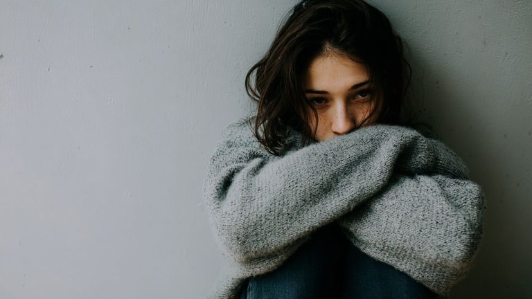 Um psicólogo demonstrou como a rejeição nos torna mais agressivos e afeta nosso desempenho, mas também compartilhou formas de superar