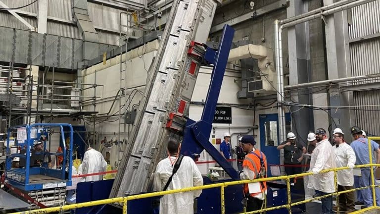 Um trabalhador de uma usina nuclear nos EUA acabou de cair na cavidade do reator e engoliu água crítica da piscina