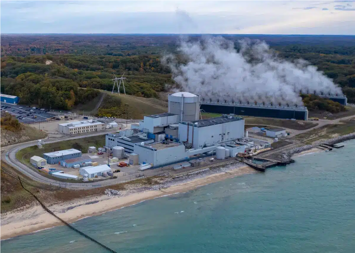 Um trabalhador de uma usina nuclear nos EUA caiu na cavidade do reator e engoliu água crítica da piscina