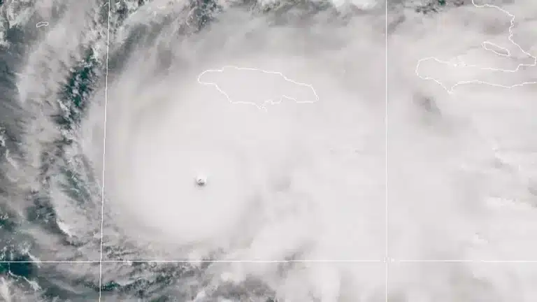 Vídeo arrepiante registra o momento em que um piloto entra no olho do furacão Melissa enquanto a "tempestade do século" se aproxima da Jamaica