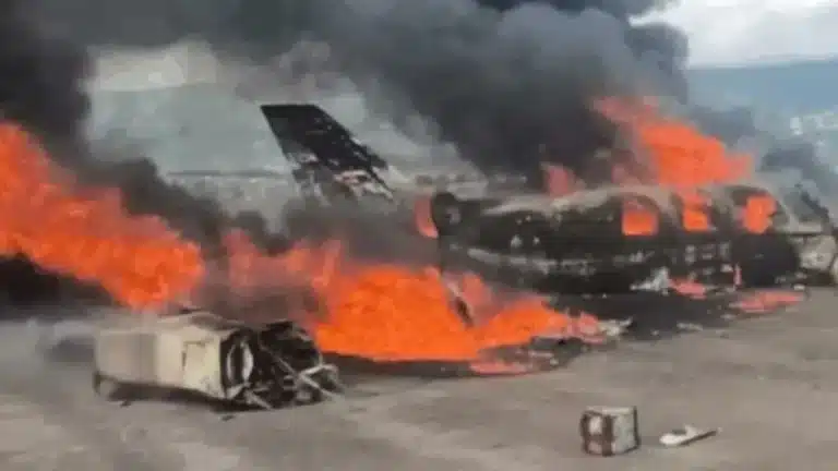 Vídeo chocante mostra avião caindo e explodindo durante decolagem na Venezuela