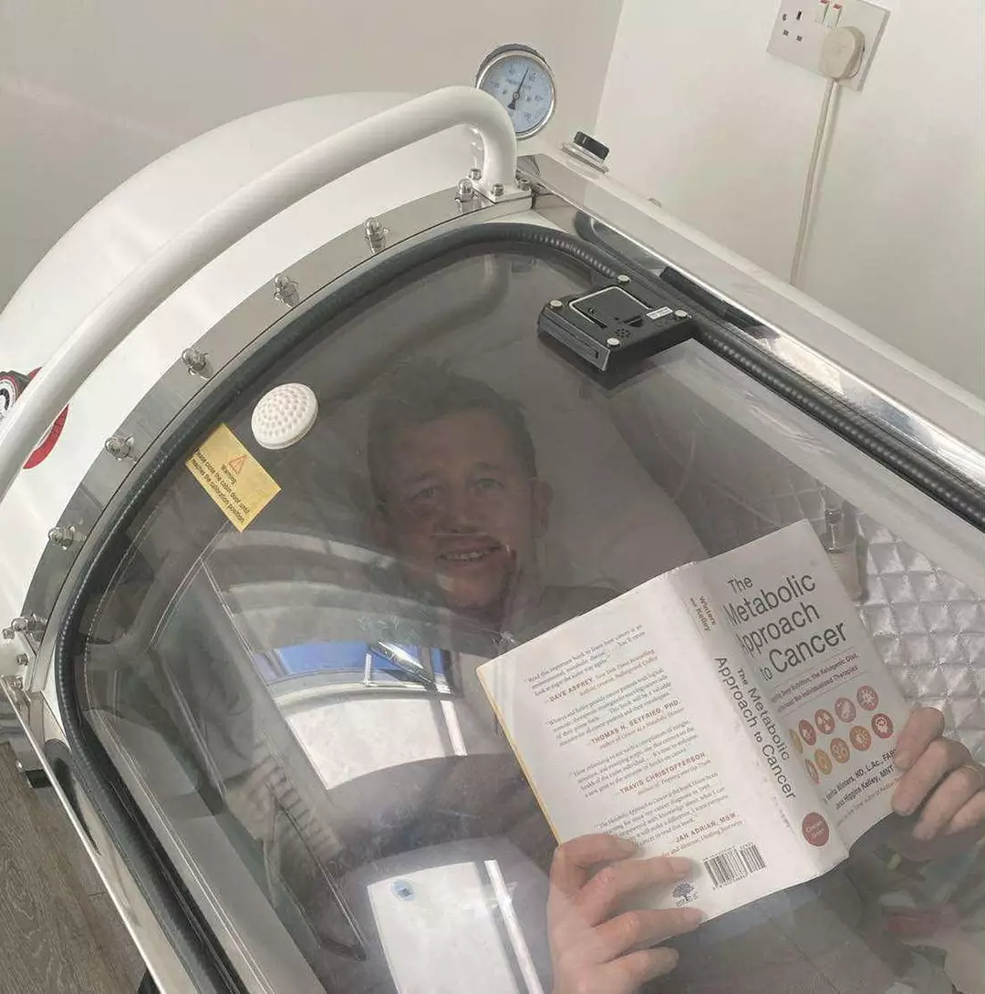 Pai confundiu os sintomas com refluxo ácido antes de receber um diagnóstico devastador Zack começou a quimioterapia (SWNS)