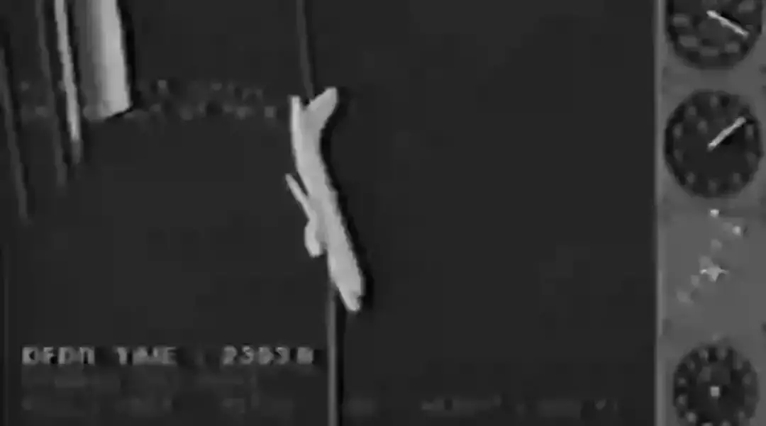 75 vidas foram perdidas no acidente depois que uma das crianças do piloto desligou acidentalmente o piloto automático e fez a aeronave entrar em estol (YouTube/MorfoAtari)