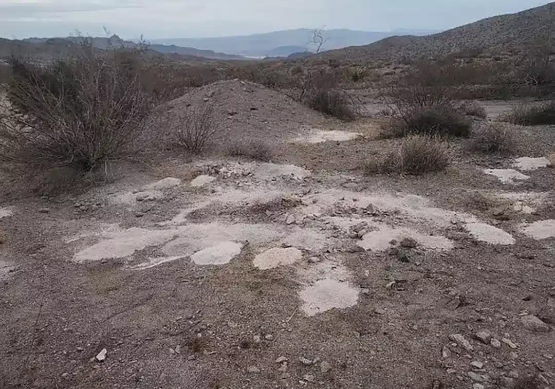 Busca em andamento após mais de 300 pilhas de restos humanos serem encontradas no deserto