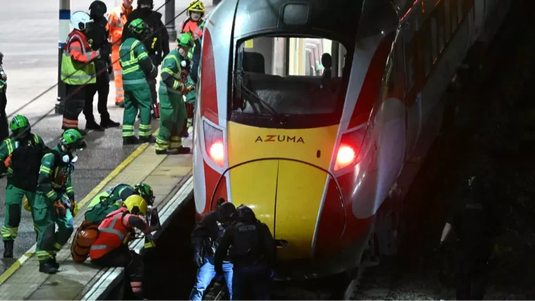 Ataque com face em trem no Reino Unido deixa 9 pessoas lutando pela vida