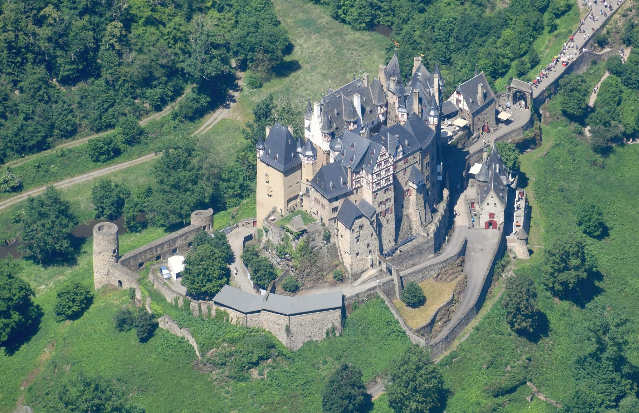 Castelo de 800 anos mantido pela mesma família há 33 gerações tem mais de 100 quartos Castelo de 800 anos mantido pela mesma família há 33 gerações tem mais de 100 quartos