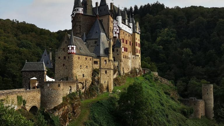 Castelo de 800 anos mantido pela mesma família há 33 gerações tem mais de 100 quartos