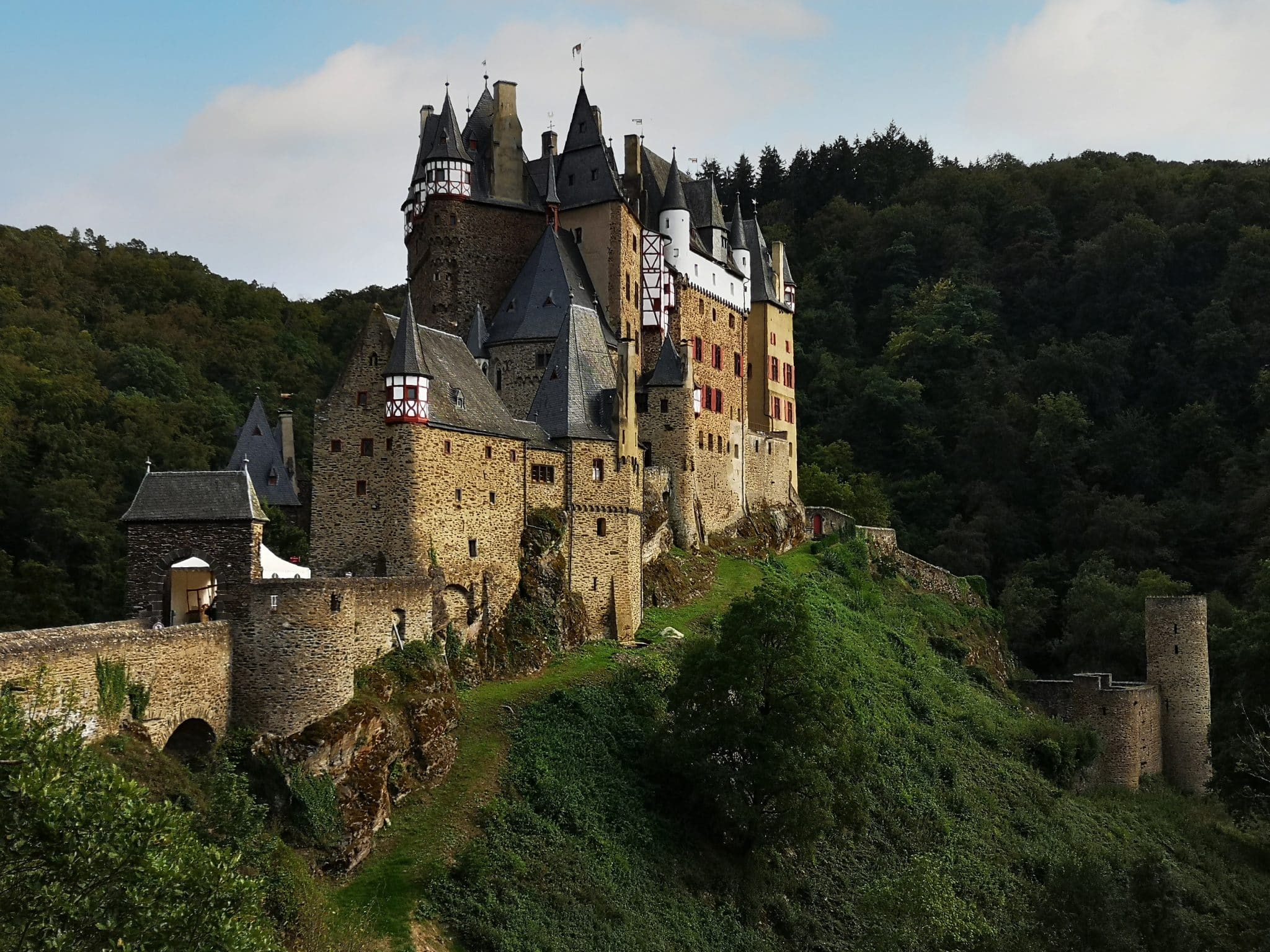 Castelo de 800 anos mantido pela mesma família há 33 gerações tem mais de 100 quartos
