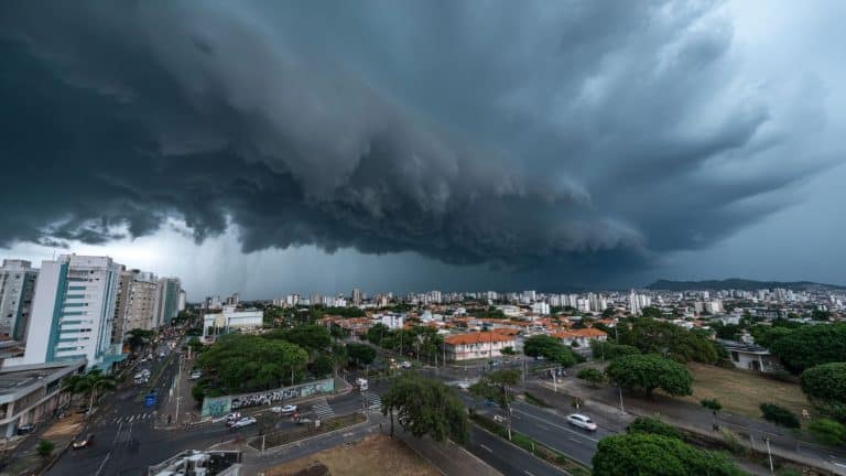 Ciclone ameaça várias cidades do Brasil com ventos de até 100 km/h
