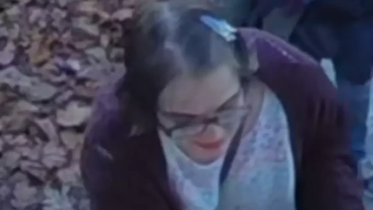 Estudante que esfaqueou colega 19 vezes para "agradar o Slender Man" foge da custódia após cortar a tornozeleira