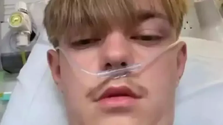 Famílias recebem alerta grave depois que um adolescente cuspiu "litros" de sangue ao usar vape