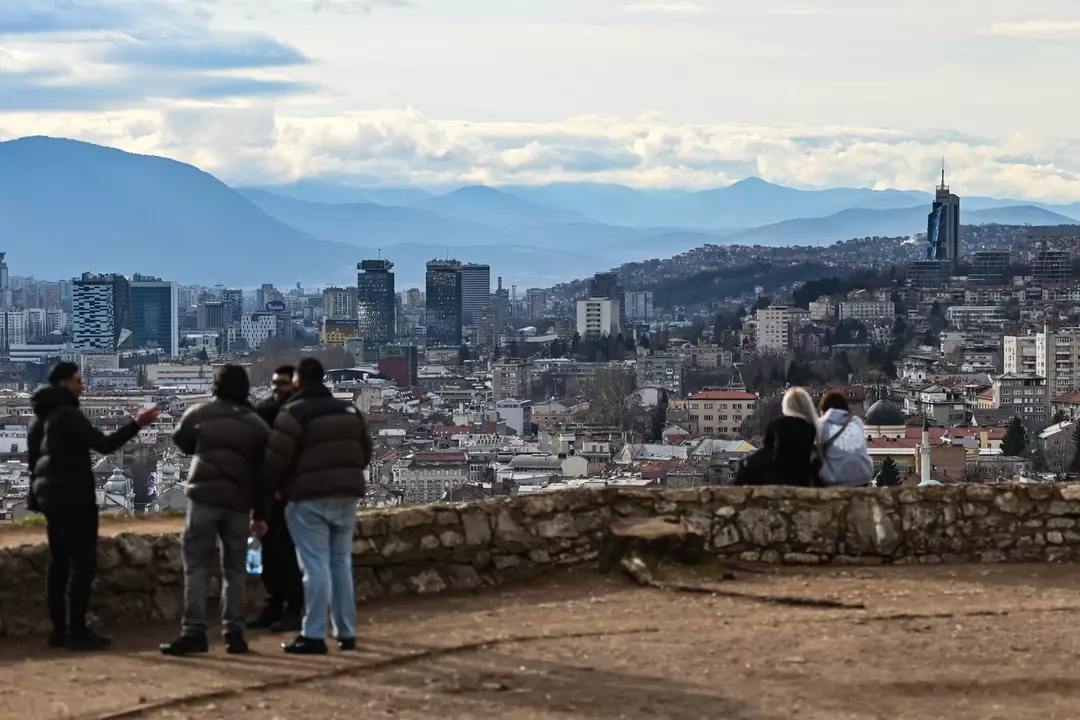 Forças sérvias e turistas atiravam nos habitantes da cidade a partir de pontos elevados