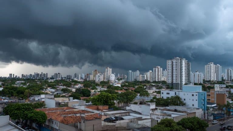 Frente fria traz risco de tornados, granizo e ventos de mais 100 km/h em 4 estados