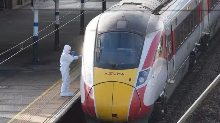 Herói é elogiado por proteger uma criança enquanto homem esfaqueava 9 pessoas em trem