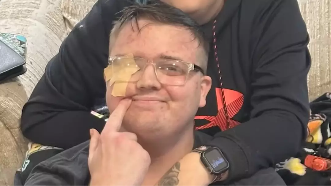 Homem de 26 anos diagnosticado com tumor cerebral inoperável revela os primeiros sintomas sutis que percebeu