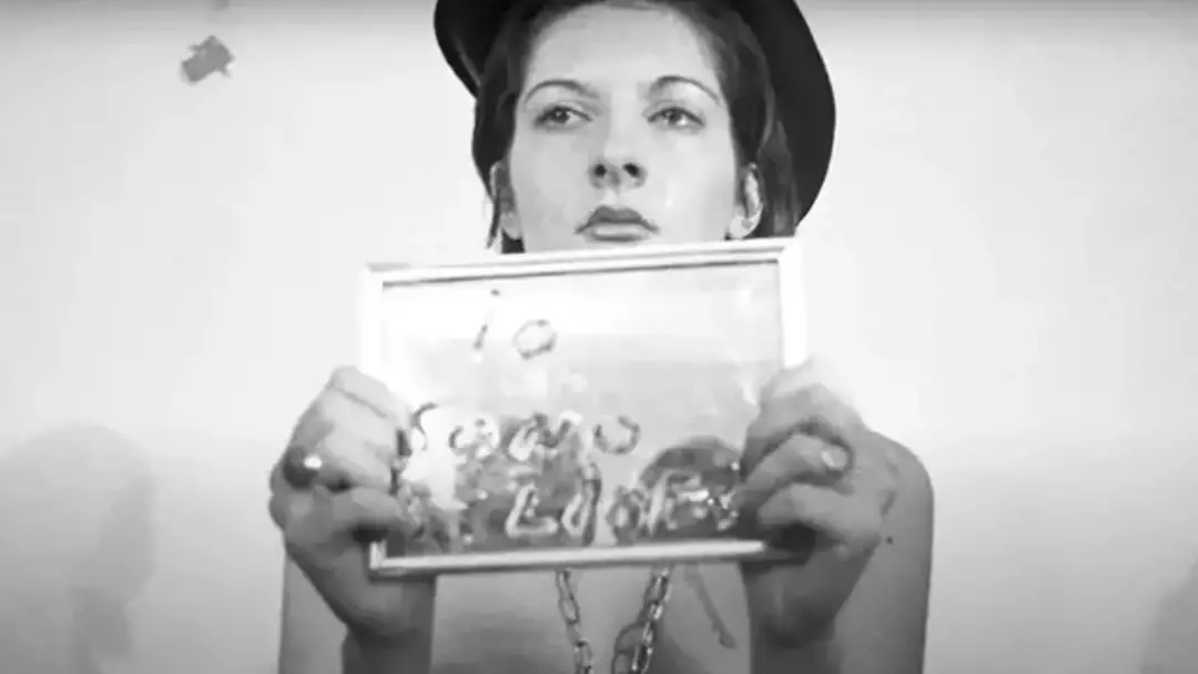 Marina Abramović arriscou a própria vida com “Rhythm 0” em 1974 (Marina Abramovic Institute)