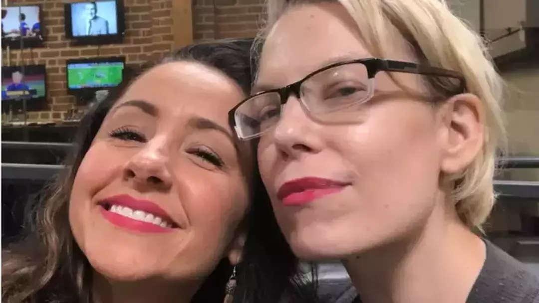 Molly Kochan (à direita) registrou seus últimos anos na internet (Instagram/@nikkiboyer)