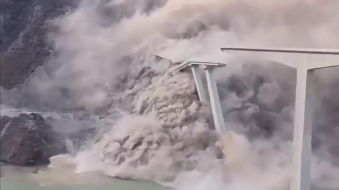 Momento chocante em que uma ponte chinesa de 758 metros desaba meses após ser inaugurada