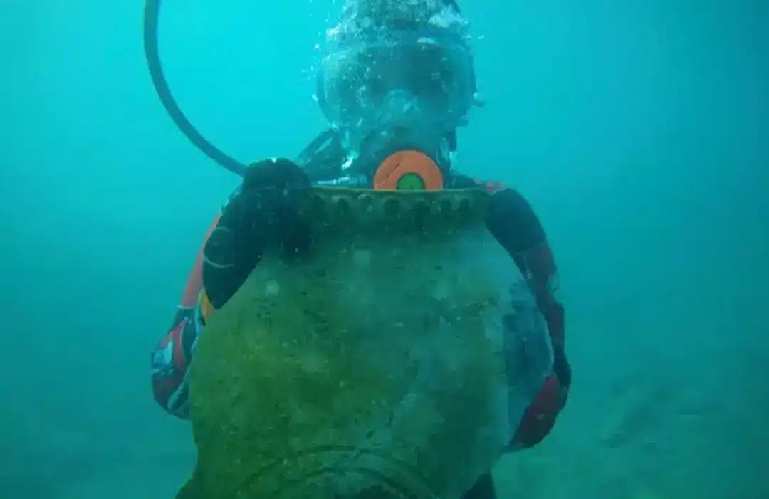 Arqueólogos fazem descoberta impressionante de uma "Atlântida da vida real" ao encontrar cidade submersa após 525 anos O lago fica localizado na região oeste das montanhas Tianshan (Russian Academy of Sciences)