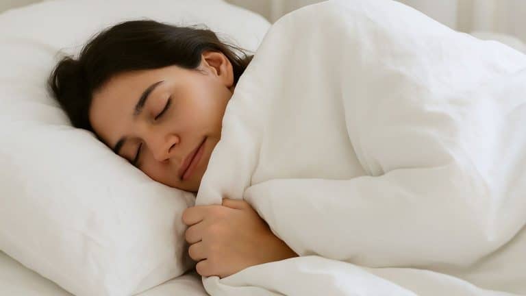 O que significa dormir com a coberta mesmo no calor, segundo a psicologia?