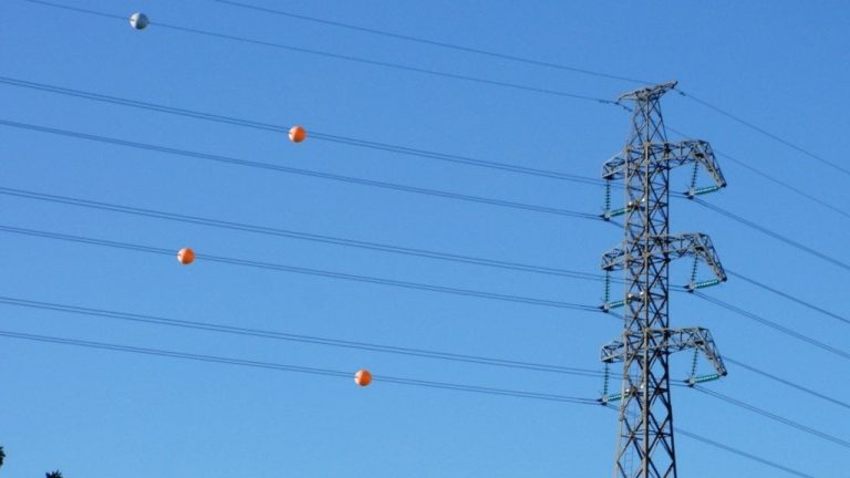 Para que servem as bolas nas linhas de transmissão de alta tensão?