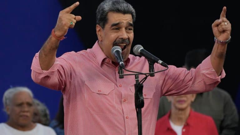 Temendo invasão de Trump na Venezuela, Maduro canta "Imagine" em comício