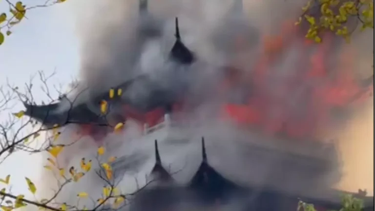 Templo sagrado pega fogo depois que turista comete erro devastador