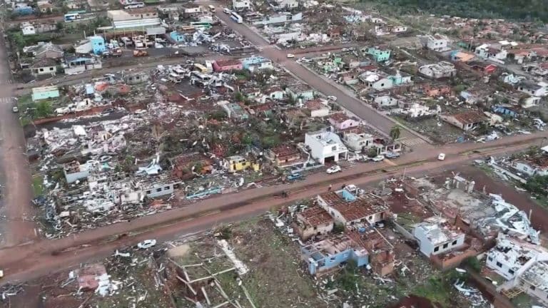 Vídeo de drone mostra destruição total após cidade ser atingida por tornado no Paraná