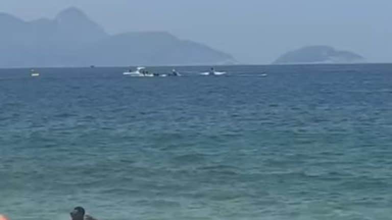 Avião de propaganda cai em Copacabana