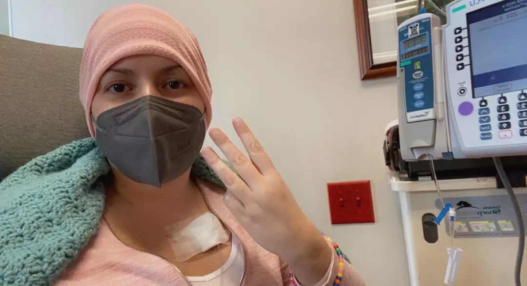 Mãe de 34 anos diagnosticada com câncer em estágio 3 revela o único sintoma que ela descartou como "ficar tempo demais sentada” na mesa de trabalho Ela enfrentou meses de sessões exaustivas de quimioterapia (Kennedy)